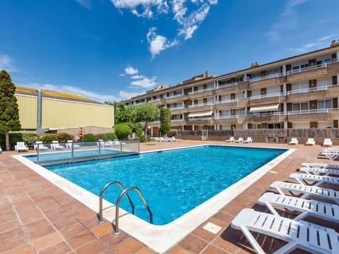 Water, Cloud, Sky, Building, Property, Daytime, Swimming Pool, Plant, Window, Azure