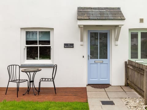 Property, Furniture, Couch, Azure, Wood, Lighting, Interior Design, Flooring, Floor, Shelf