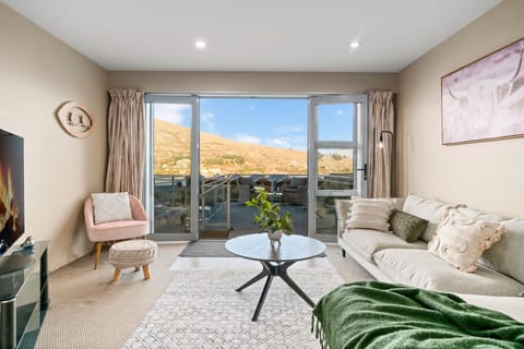 Apartment | Living area | TV