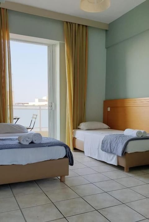 Quadruple Room | In-room safe, soundproofing, free WiFi, bed sheets