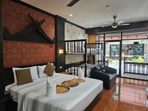 Grand Suite | In-room safe, desk, blackout drapes, bed sheets