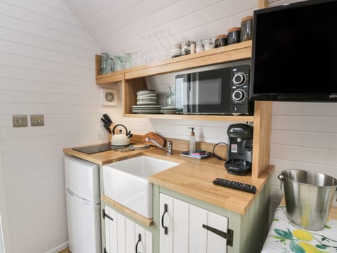 Cottage | Private kitchen | Fridge, electric kettle, toaster, cookware/dishes/utensils