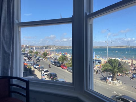 Superior Double Room, Sea View | Desk, bed sheets