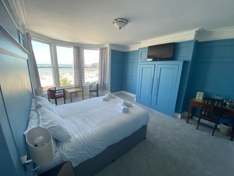 Superior Double Room, Sea View | Desk, bed sheets