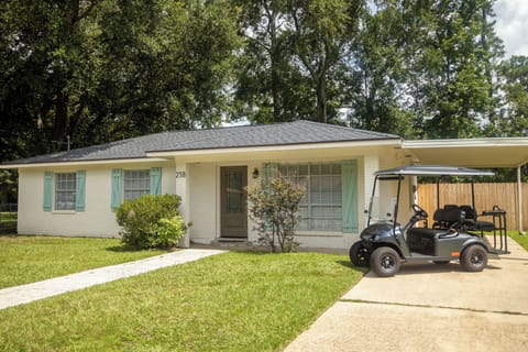 Beachy Breeze in Ocean Springs near beach and downtown - with golf cart!