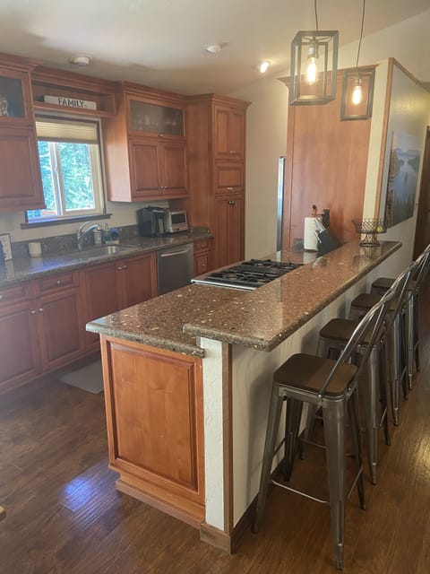 Breakfast bar, seats an additional 4