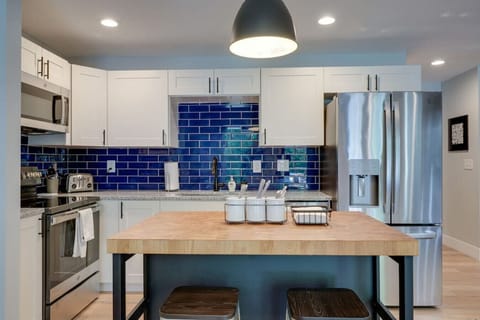 Fully Stocked Eat-In Kitchen