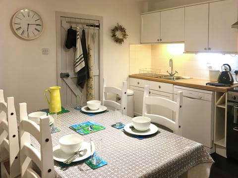 Kitchen/diner | 11 The Apostles - The Apostles, Catacol, near Lochranza