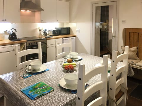 Kitchen/diner | 11 The Apostles - The Apostles, Catacol, near Lochranza