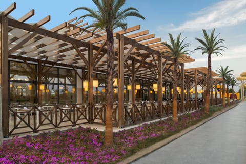 5 restaurants; breakfast, lunch, and dinner served