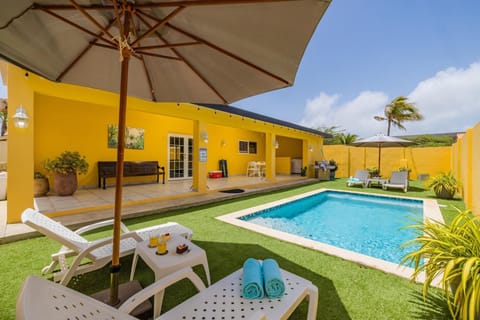Looking to escape the hustle and bustle of everyday life? Then look no further! This cheerful Caribbean villa is centrally located less than a 5-minute drive from Palm Beach.