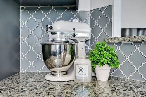 Silverwood’s well‑equipped kitchen includes a stand mixer and quality cookware, ideal for baking nights and longer Austin stays.