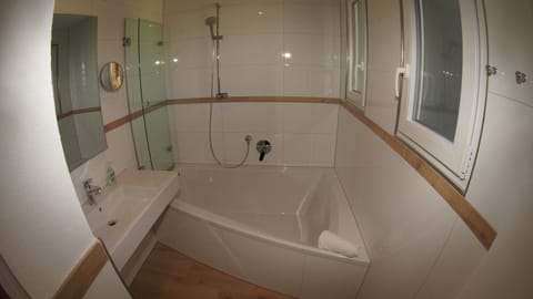 Suite | Bathroom | Free toiletries, hair dryer, towels
