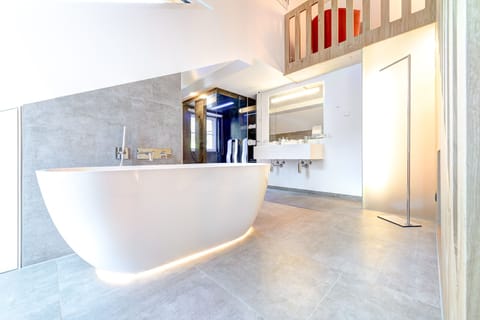 Design Suite | Hypo-allergenic bedding, in-room safe, individually decorated