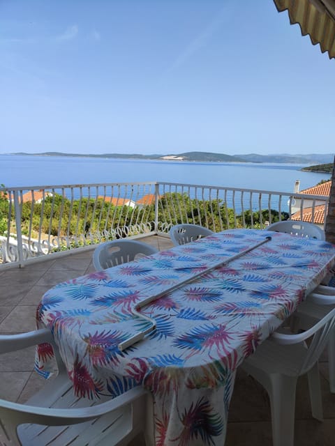 House (Four Bedroom Holiday Home with Terrac) | Terrace/patio