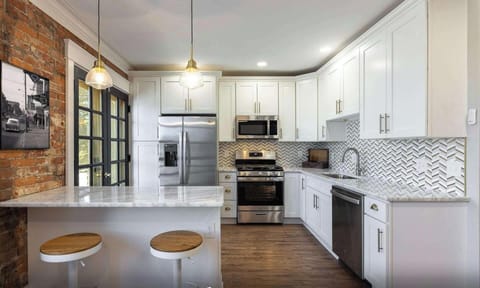 Fully equipped kitchen bar counter