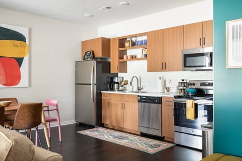 A chef’s delight in this fully stocked kitchen 🍳✨