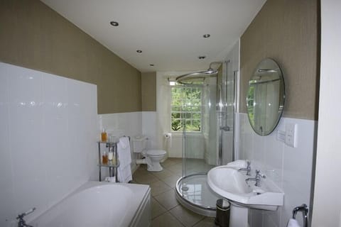 Classic Double Room, Mountain View | Bathroom | Designer toiletries, hair dryer, bathrobes, towels