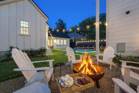 S'mores by the fire pit, y'all!