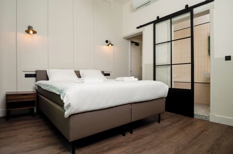 Hypo-allergenic bedding, desk, laptop workspace, free WiFi