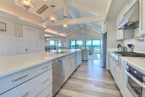 Pop right over into the gourmet kitchen where there's plenty of space to whip up a gourmet seafood spectacular for the whole family to enjoy.