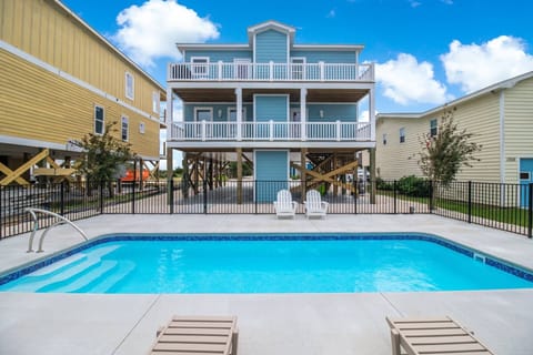 Spectacular new home with ocean views and swimming pool