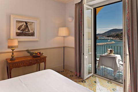 Regina Isabella Suite | Premium bedding, minibar, in-room safe, desk