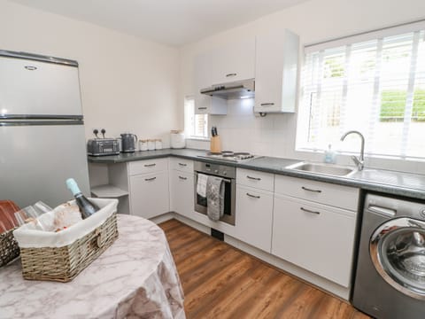 Cottage | Private kitchen | Fridge, electric kettle, toaster, cookware/dishes/utensils