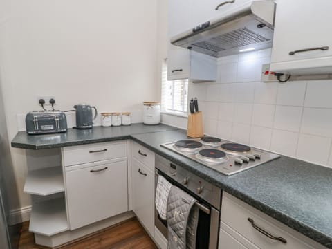 Cottage | Private kitchen | Fridge, electric kettle, toaster, cookware/dishes/utensils