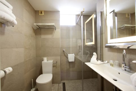 Double Room | Bathroom | Free toiletries, hair dryer, towels