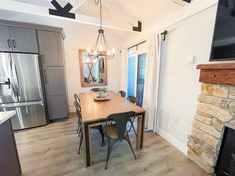 Seasons 4 140: Dining room with access to deck