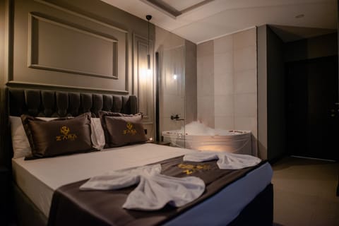 Deluxe Double Room, 1 Queen Bed, City View | Premium bedding, minibar, desk, free WiFi