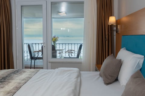 Triple Room with Sea View and Balcony | Living area | 32-inch LCD TV with satellite channels, TV