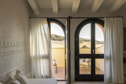 Executive Prestige Room with Balcony | Egyptian cotton sheets, premium bedding, down comforters, minibar