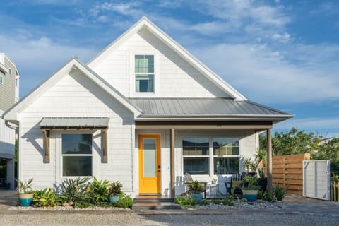 Floridian Cottage steps to beach