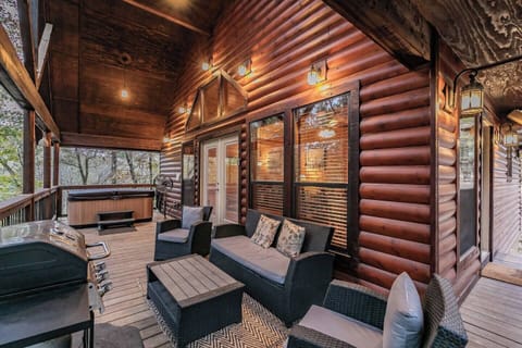 Cabin deck offers secluded feel in the trees!