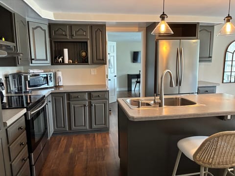 Family Apartment, 2 Bedrooms, Courtyard View | Private kitchen | Microwave