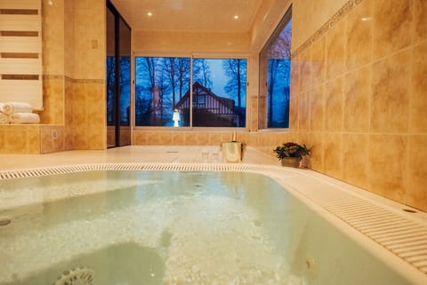Couples treatment rooms, sauna, hot tub, deep-tissue massages