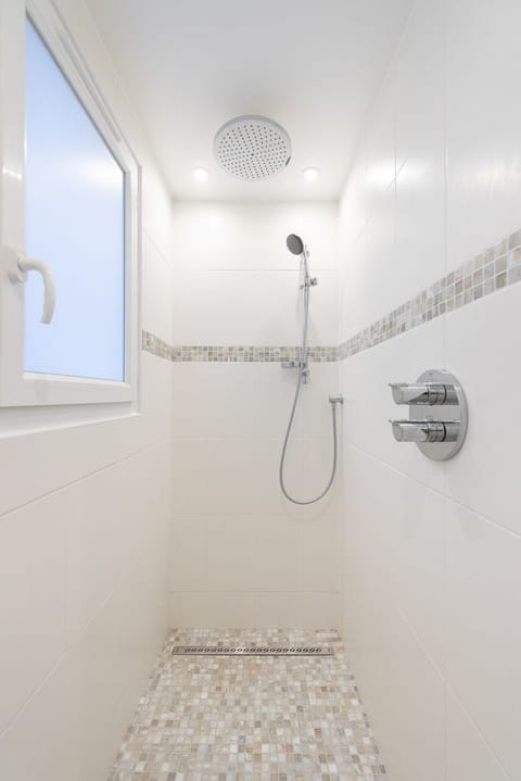 Shower, rainfall showerhead, free toiletries, hair dryer