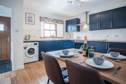 Full-size fridge, microwave, oven, stovetop