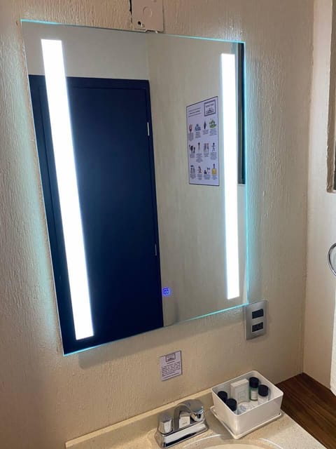 Comfort Room, 1 Double Bed | Bathroom | Shower, towels