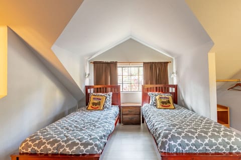 2 queen-size bed for your friends or family