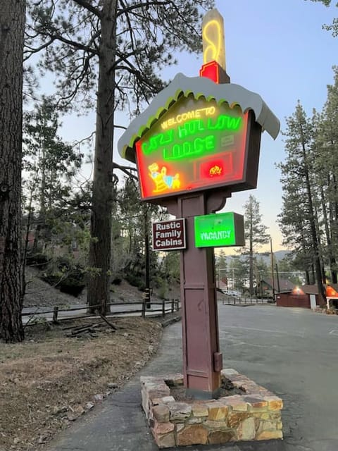 Cozy Hollow Lodge signage