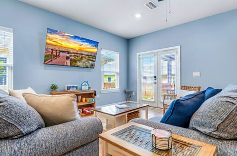 Large living space with flat screen TV, and high speed internet