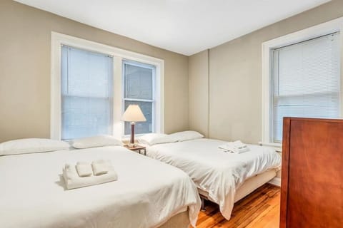 Bedroom 1 - 2 queens