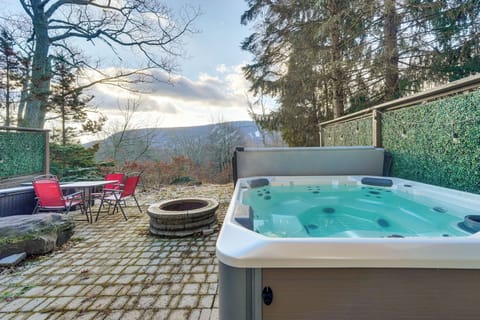 Tannersville Vacation Rental | 3BR | 2BA | 1,540 Sq Ft | Stairs Required