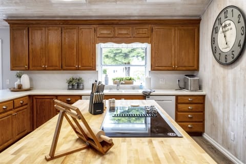 Coastal Hideaway - Some of the best conversation`s start in the kitchen