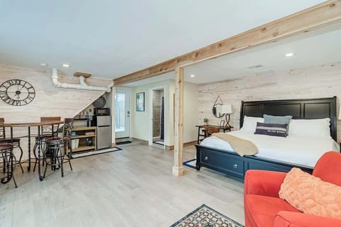 Welcome to this adorable studio with real wood accent walls! Enjoy plenty of space to move around, savor a meal, or get some work done. The open layout ensures a cozy and functional haven for all your needs. Make this charming space your own!