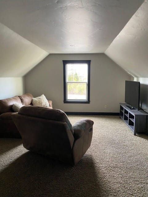 Huge upstairs game room, Smart TV, games, Pool Table, Foosball