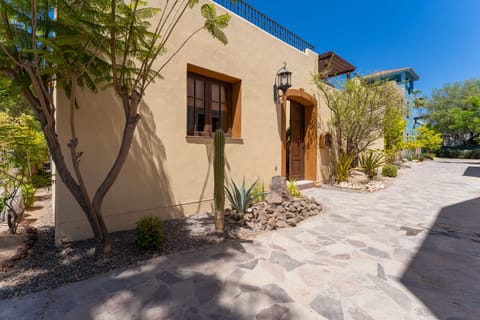 3 BD  Home 2 minutes from the community pool!